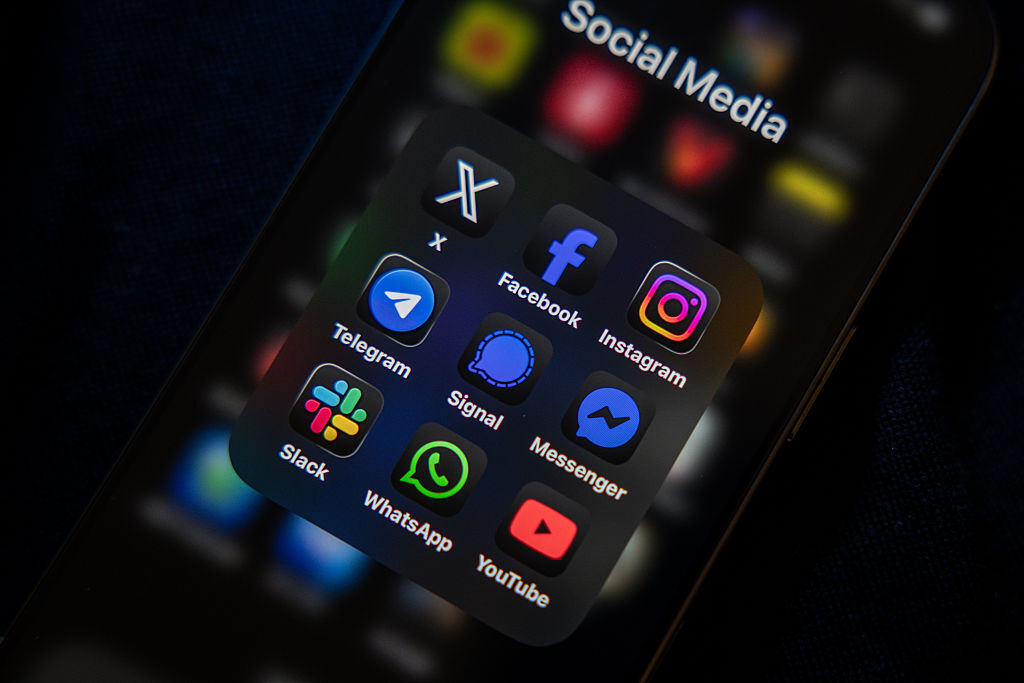 YouTube et Facebook dominent les usages sociaux, mais la fragmentation remodèle la stratégie